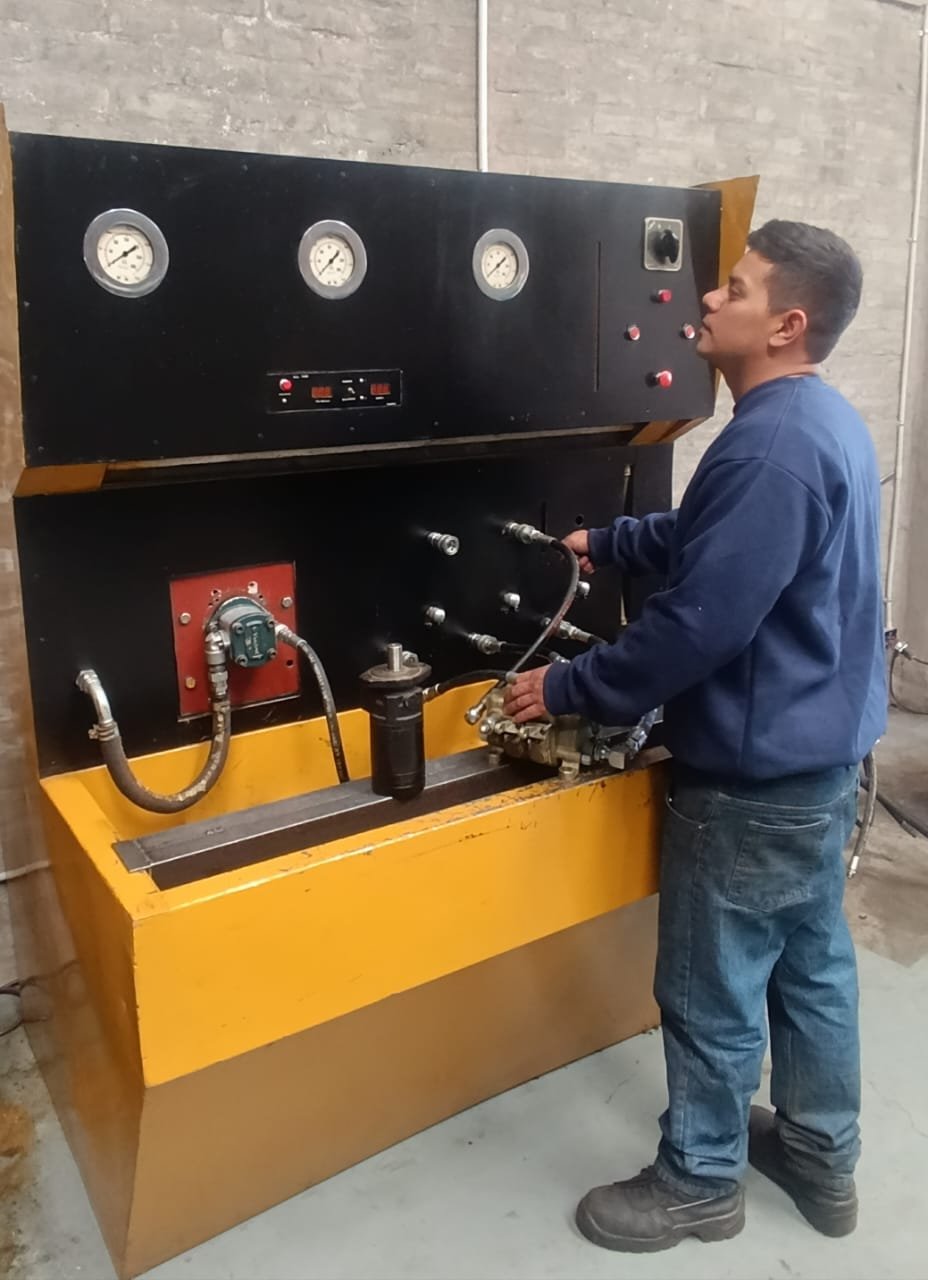 Banco de pruebas hidráulicos EMDA — técnico operando el equipo